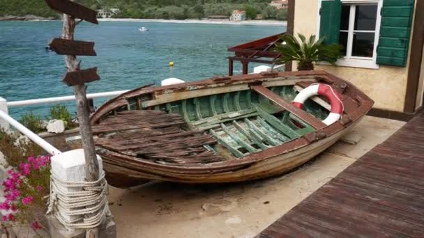 El barco está en la orilla. Pesca en Montenegro — Vídeos de Stock