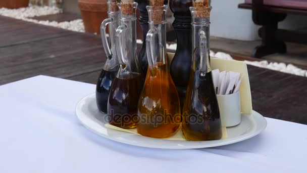 Бутылки с приправами в рыбацком кафе в Черногории. Cork st — стоковое видео