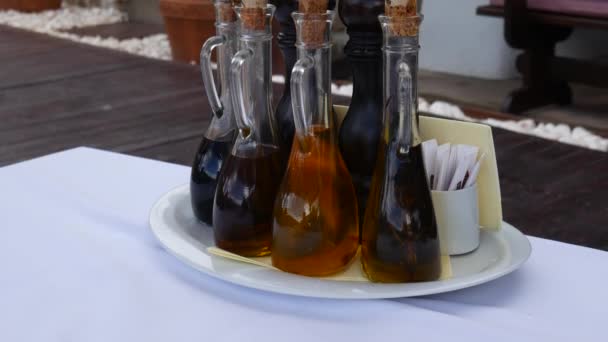 Flaschen mit Gewürzen in einem Fischercafé in Montenegro. Korkst — Stockvideo