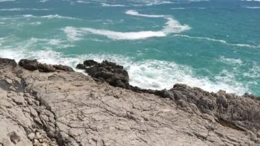 Karadağ'daki deniz buzlu. Kayalık sahil. Vahşi plaj. Dangero