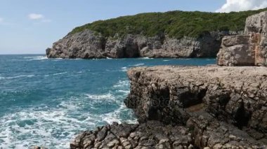 Karadağ'daki deniz buzlu. Kayalık sahil. Vahşi plaj. Dangero