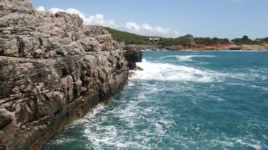 Karadağ'daki deniz buzlu. Kayalık sahil. Vahşi plaj. Dangero