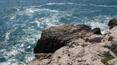 Karadağ'daki deniz buzlu. Kayalık sahil. Vahşi plaj. Dangero