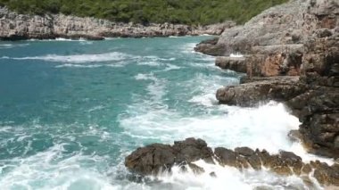 Karadağ'daki deniz buzlu. Kayalık sahil. Vahşi plaj. Dangero