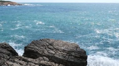 Karadağ'daki deniz buzlu. Kayalık sahil. Vahşi plaj. Dangero