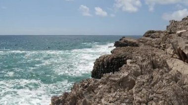 Karadağ'daki deniz buzlu. Kayalık sahil. Vahşi plaj. Dangero