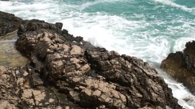 Karadağ'daki deniz buzlu. Kayalık sahil. Vahşi plaj. Dangero