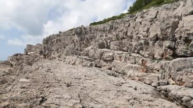 Karadağ'daki deniz buzlu. Kayalık sahil. Vahşi plaj. Dangero