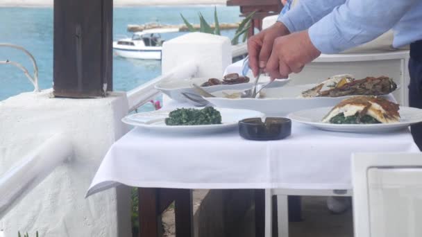 De ober is snijden vis in het restaurant op tafel — Stockvideo