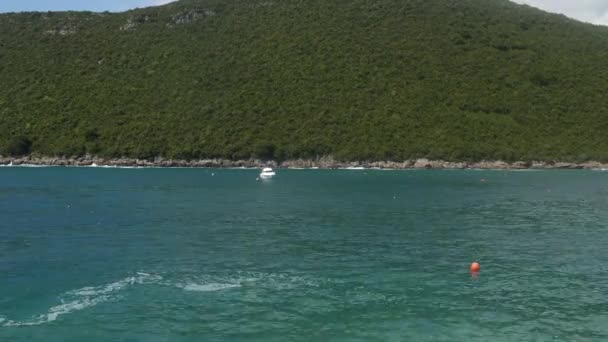 De boot in de zee. Boten, jachten, schepen op zee — Stockvideo