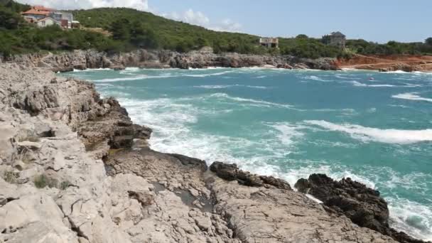 Pedras no mar em Montenegro. Costa rochosa. Praia selvagem. Dangero. — Vídeo de Stock