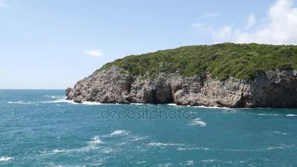 Rotsen aan de zee in Montenegro. Rotsachtige kust. Wild strand. Dangero — Stockvideo