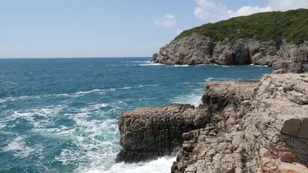 Rotsen aan de zee in Montenegro. Rotsachtige kust. Wild strand. Dangero — Stockvideo