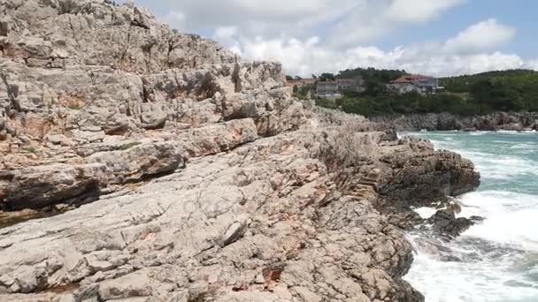 Pedras no mar em Montenegro. Costa rochosa. Praia selvagem. Dangero. — Vídeo de Stock