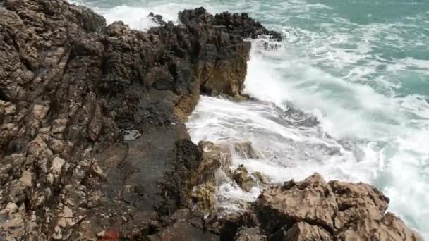 Rocce sul mare in Montenegro. Costa rocciosa. Spiaggia selvaggia. Dangero — Video Stock