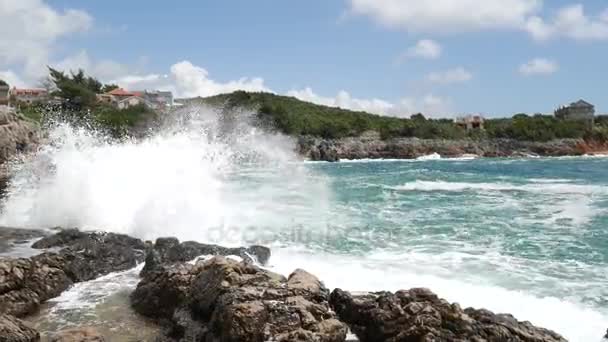 在黑山海边的岩石。岩石的海岸。野生的海滩。Dangero — 图库视频影像