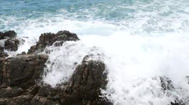 Karadağ'daki deniz buzlu. Kayalık sahil. Vahşi plaj. Dangero
