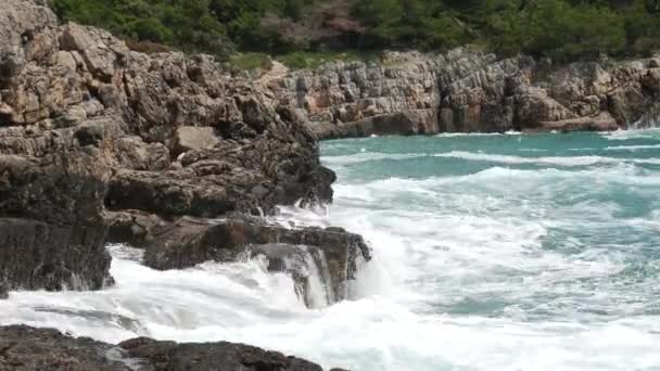 Pedras no mar em Montenegro. Costa rochosa. Praia selvagem. Dangero. — Vídeo de Stock