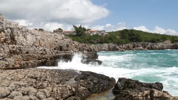 Rocas en el mar en Montenegro. Costa rocosa. Playa salvaje. Dangero — Vídeo de stock