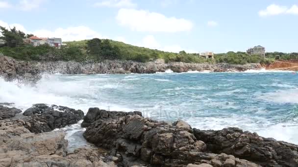 Rocce sul mare in Montenegro. Costa rocciosa. Spiaggia selvaggia. Dangero — Video Stock