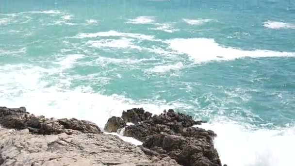 Rochers sur la mer au Monténégro. Côte rocheuse. Plage sauvage. Dangero — Video