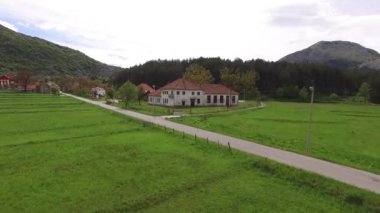 Evin ve köyün dağlarında. Njegusi Köyü