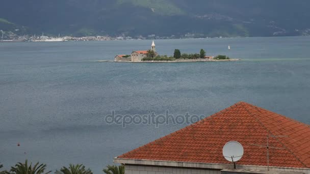 A sziget Tivat, a Kotori-öböl, Montenegró. — Stock videók
