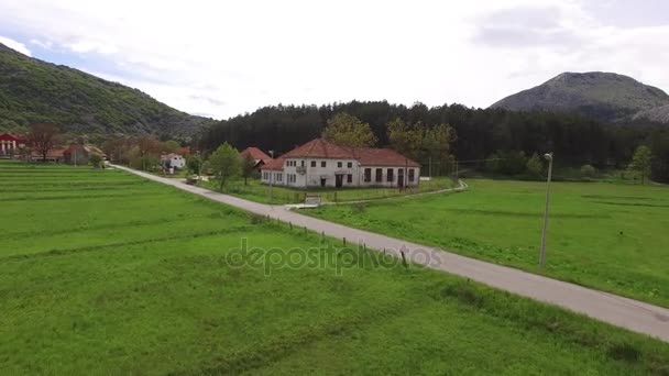 La casa y el pueblo en las montañas. El pueblo Njegusi — Vídeo de stock