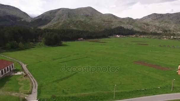 Haus und Dorf in den Bergen. das Dorf njegusi — Stockvideo