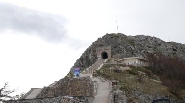 Karadağ'daki Mount Lovcen üzerinde Njegos Türbesi. Hava su