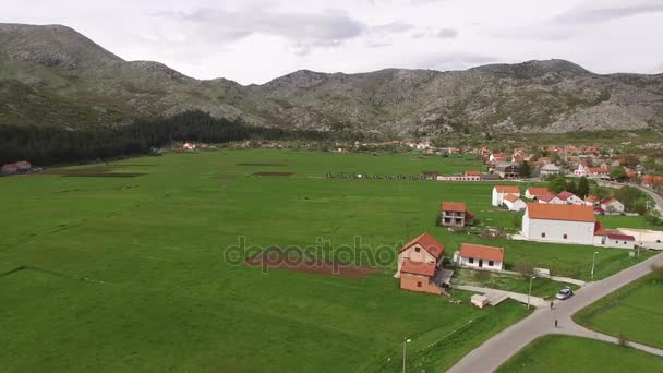 La casa e il villaggio in montagna. Il villaggio Njegusi — Video Stock