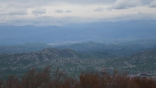 Berg komovi in Montenegro. Nebel fällt auf den Berg, als die Sonne untergeht — Stockvideo