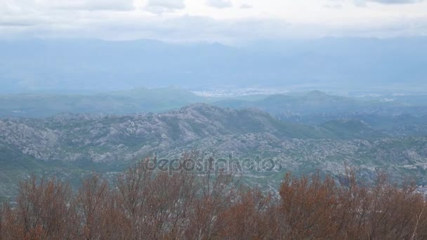 Гора Komovi в Чорногорії. Туман падіння на горі, як сонце опускається — стокове відео