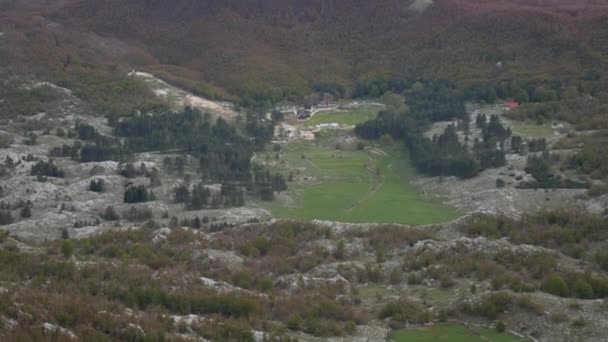 Dağ Komovi Karadağ. Güneş batarken sis Dağı'nda düşen — Stok video