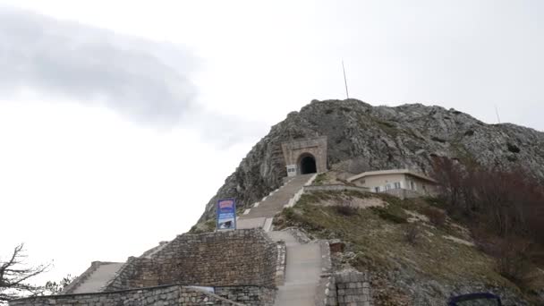 Mausolée de Njegos sur le mont Lovcen au Monténégro. Su aérien — Video