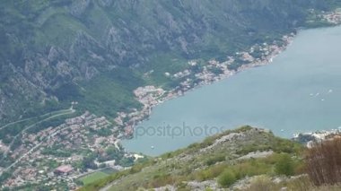 Kotor Körfezi tepelerden. Mount Lovcen için bay göster
