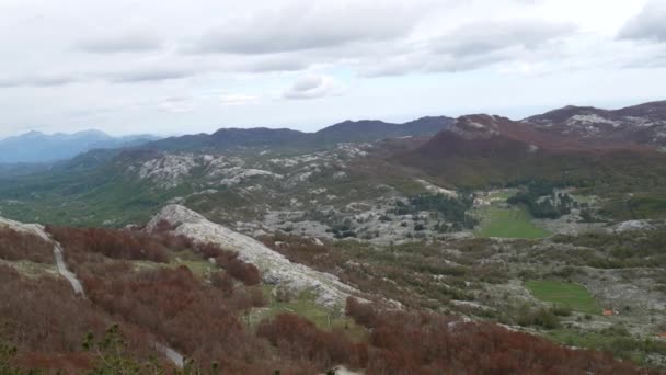 Berg Komovi in Montenegro. Mist daalt op berg als de zon onder gaat — Stockvideo