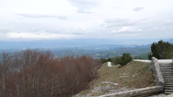 몬테네그로에서 산 Lovcen에 Njegos의 묘소. 공중 수 — 비디오