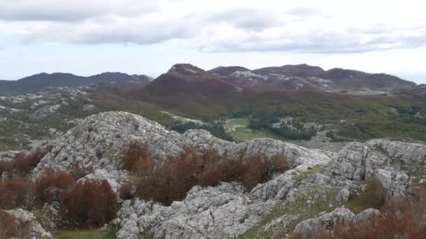 Berg Komovi in Montenegro. Mist daalt op berg als de zon onder gaat — Stockvideo