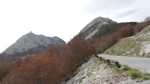 Na silnici v horách Černé hory — Stock video