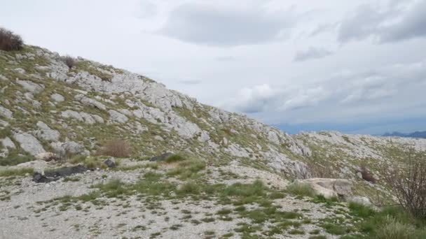 Hegyi Komovi Montenegróban. Köd alá a hegy, a nap lemegy — Stock videók