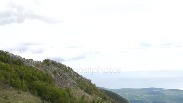 Berg Komovi in Montenegro. Mist daalt op berg als de zon onder gaat — Stockvideo