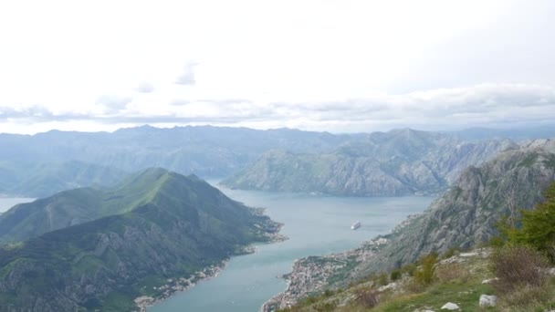 Kotor Körfezi tepelerden. Mount Lovcen için bay göster — Stok video