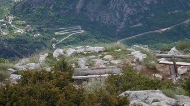 Bancos en el Monte Lovcen, con vistas a la Bahía de Kotor en Montene — Vídeo de stock