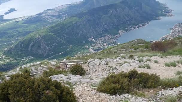 Bänke auf dem Berg Lovcen, mit Blick auf die Bucht von Kotor in Montene — Stockvideo