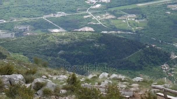 Lavice na horu Lovcen, s výhledem na boku Kotorskou v Montene — Stock video