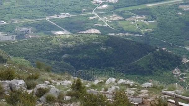 Bancos en el Monte Lovcen, con vistas a la Bahía de Kotor en Montene — Vídeos de Stock