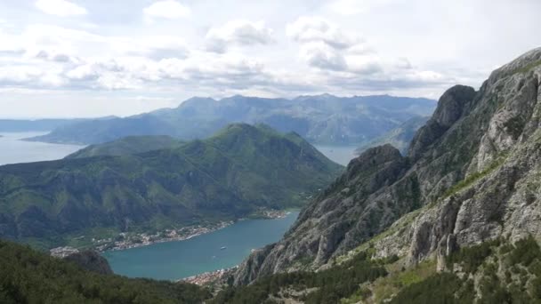 Bahía de Kotor desde las alturas. Vista desde el Monte Lovcen hasta la bahía — Vídeo de stock