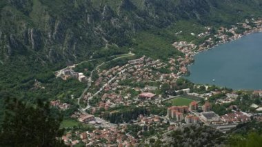 Kotor Körfezi tepelerden. Mount Lovcen için bay göster