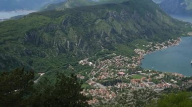 Kotor Körfezi tepelerden. Mount Lovcen için bay göster